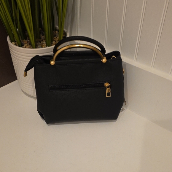 Elegant Black Handbag with Gold Accents - Picture 5 of 6
